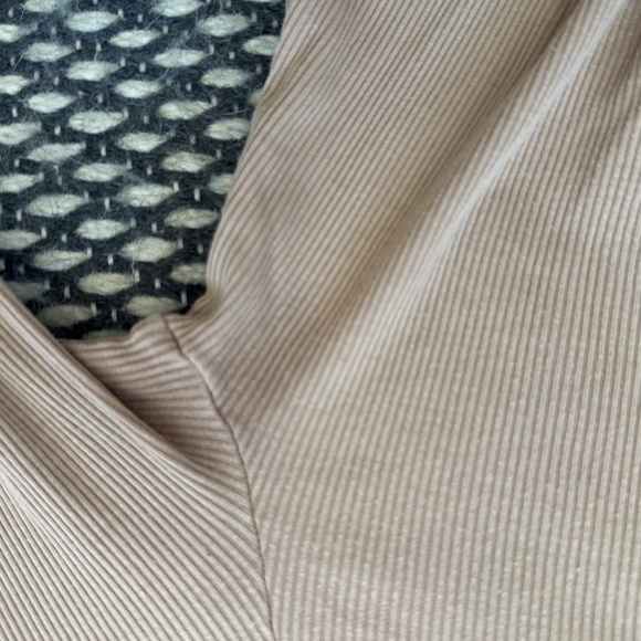 Vuori cropped ribbed long sleeve Cove Twist Crop Tee small - Picture 4 of 4